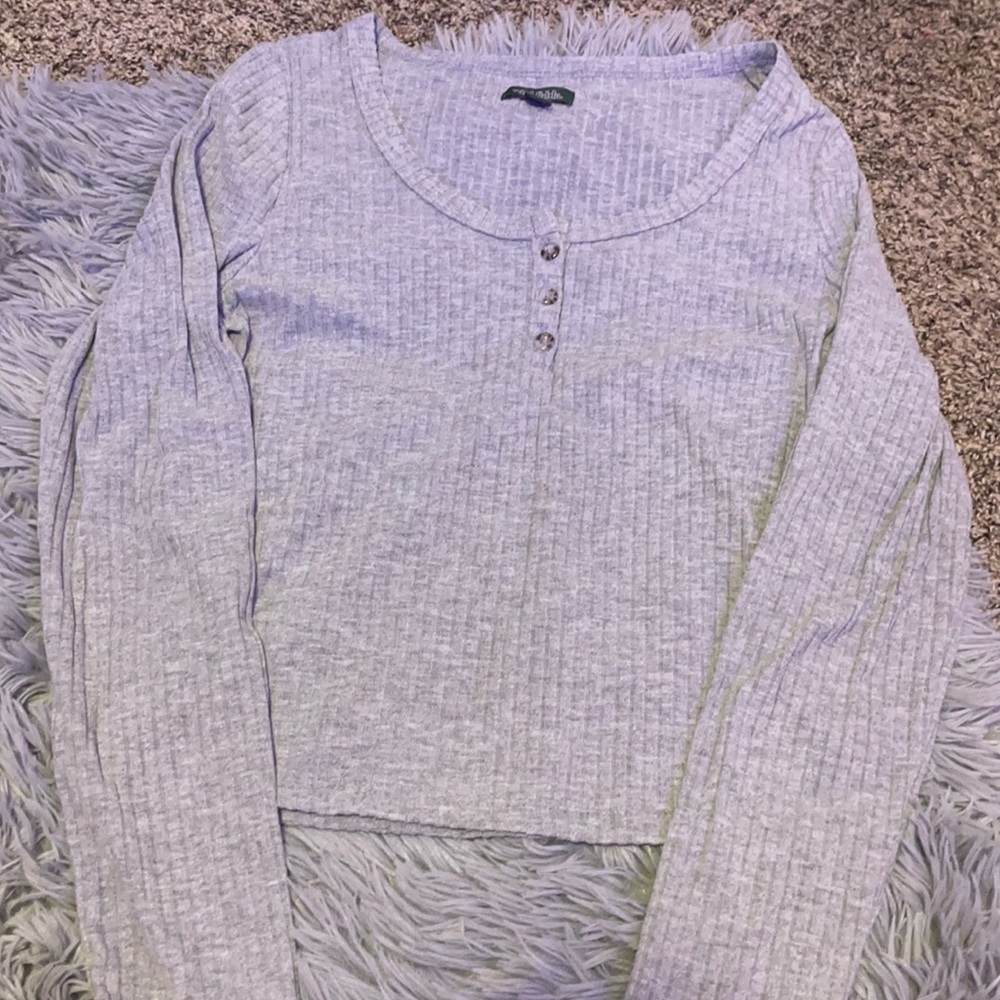 grey cropped tee